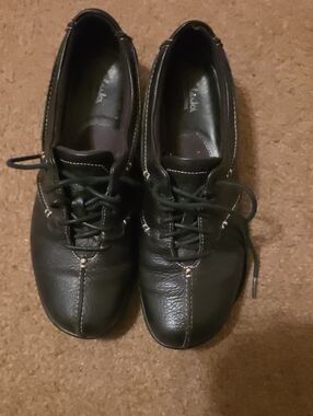 Clarks Women’s Black Leather Lace-Up Oxfords